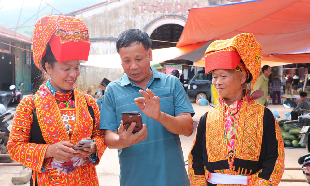 Người dân xã Tuấn Đạo làm quen với các dịch vụ trực tuyến trên điện thoại thông minh.